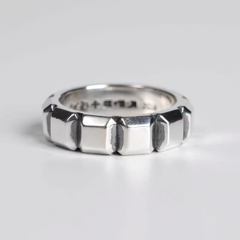 Серебряное кольцо Square Spacer с объёмными блоками крупным планом сбоку