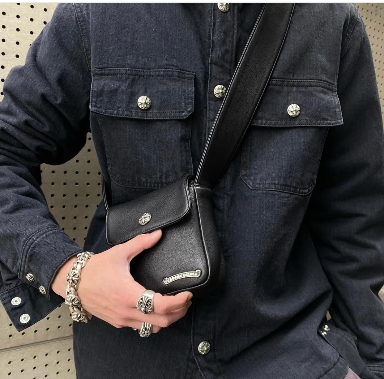 Крупный план серебряного логотипа Chrome Hearts