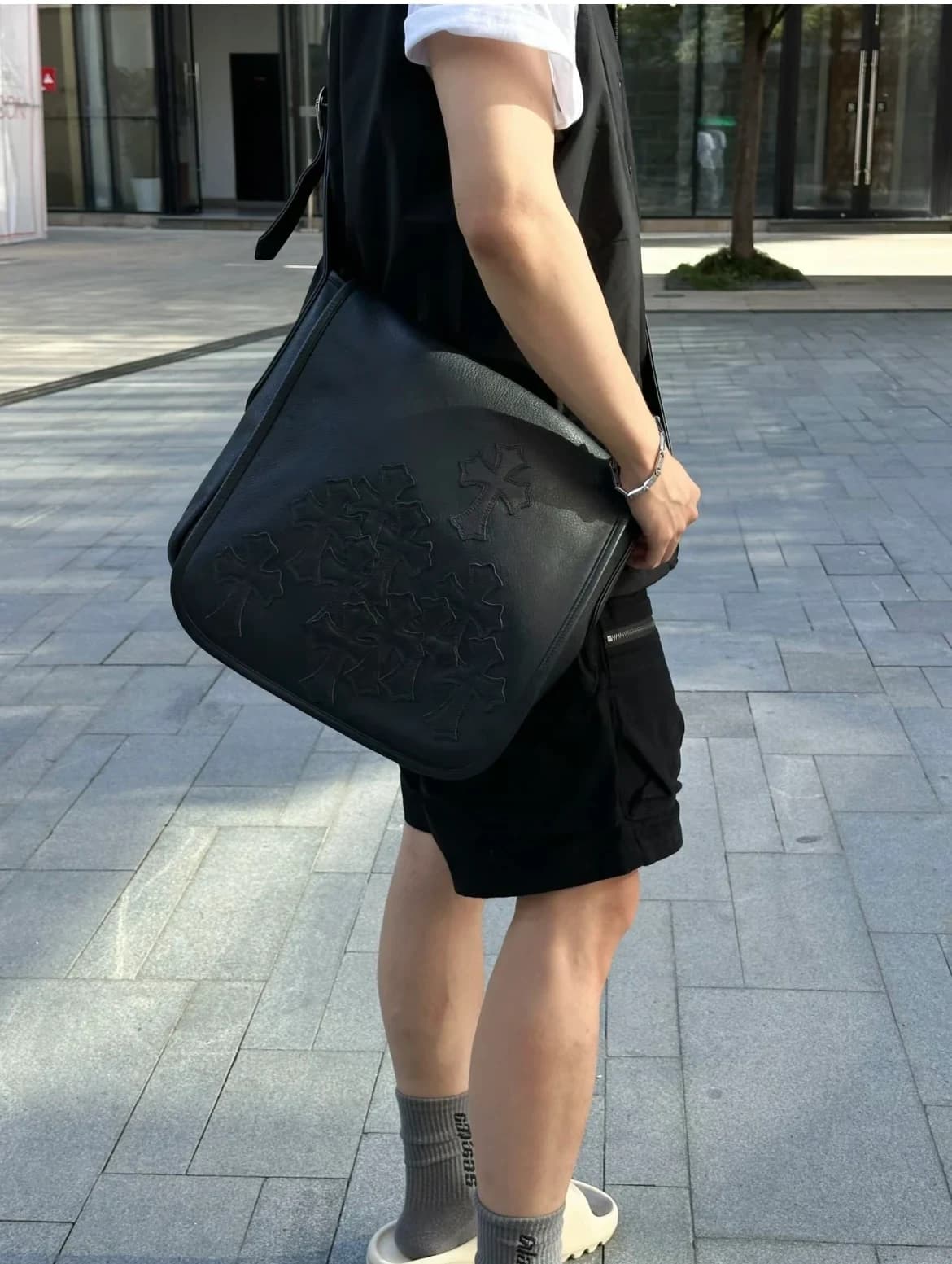 Крупный план швов и нашивок крестов Chrome Hearts