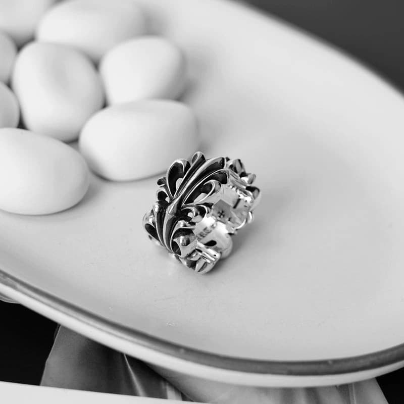 Серебряное кольцо с чернёным рельефом на краю белого блюда