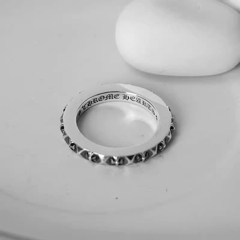 Текстура серебра и узоры кольца Chrome Hearts