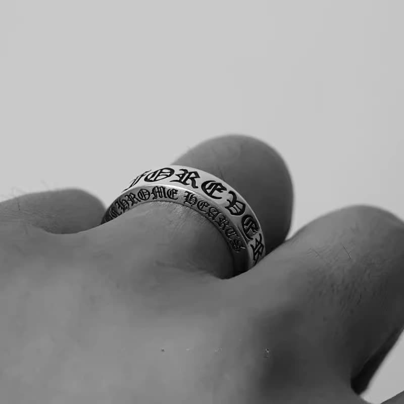 Серебряное кольцо Forever шириной 6 мм на руке крупным планом