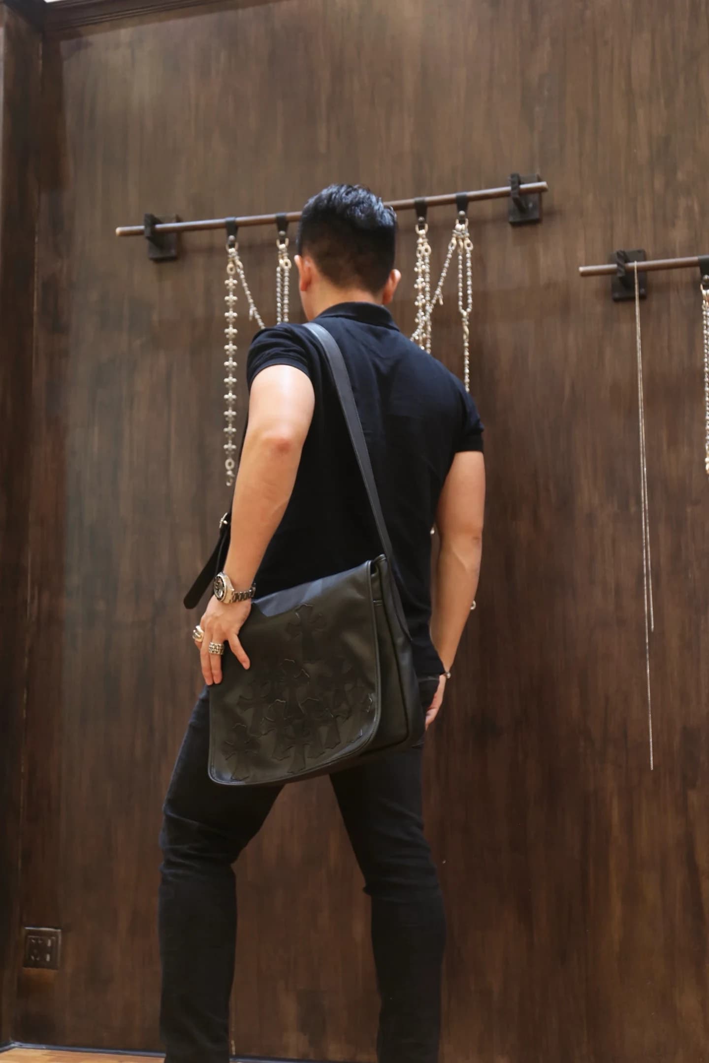 Фирменная серебряная фурнитура на ремне сумки Chrome Hearts