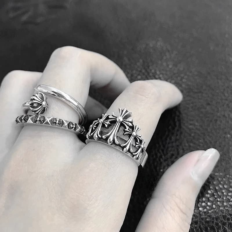 Рука с кольцом Cross Crown и другими серебряными кольцами на пальцах