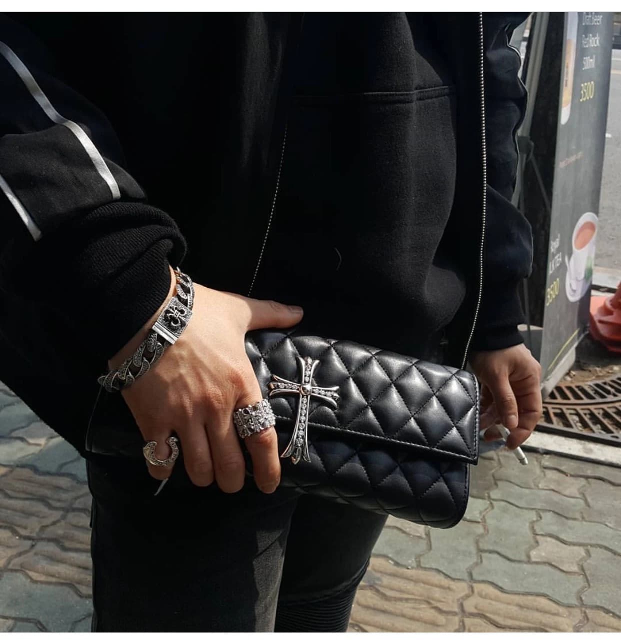 Детализация стежки кожи и фурнитуры Chrome Hearts