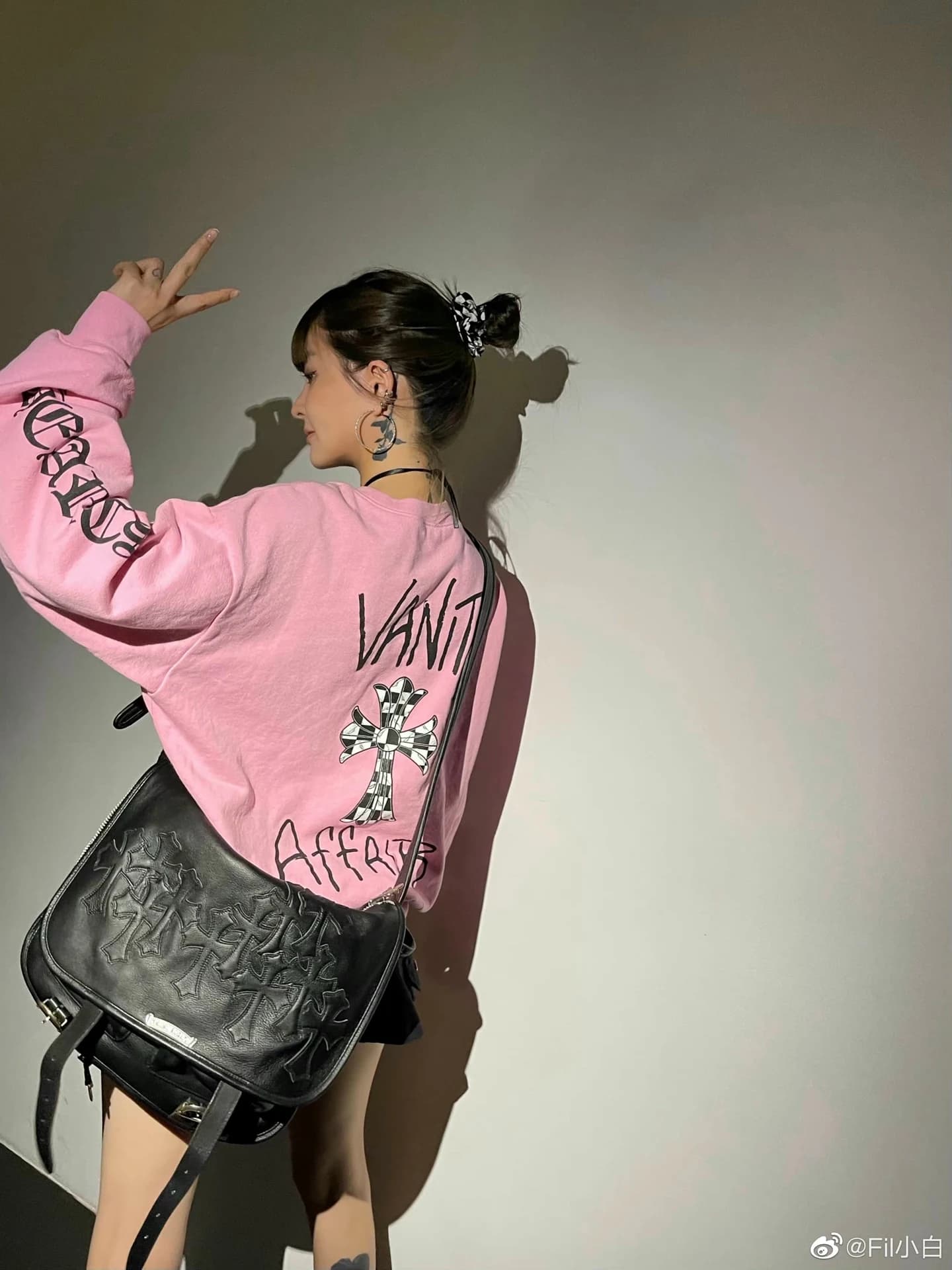 Крупный план серебряного логотипа Chrome Hearts сумка