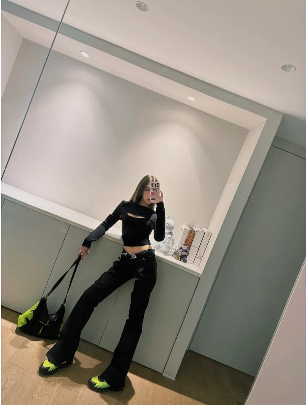 Текстура натуральной кожи и текстиля сумки Chrome Hearts