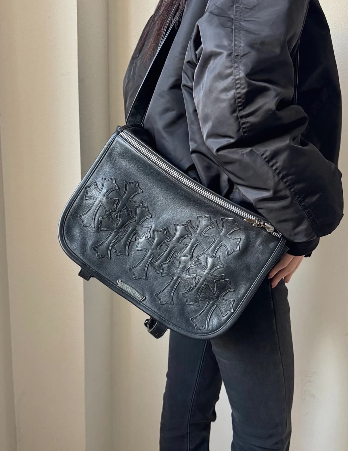 Текстура натуральной кожи черной сумки Chrome Hearts
