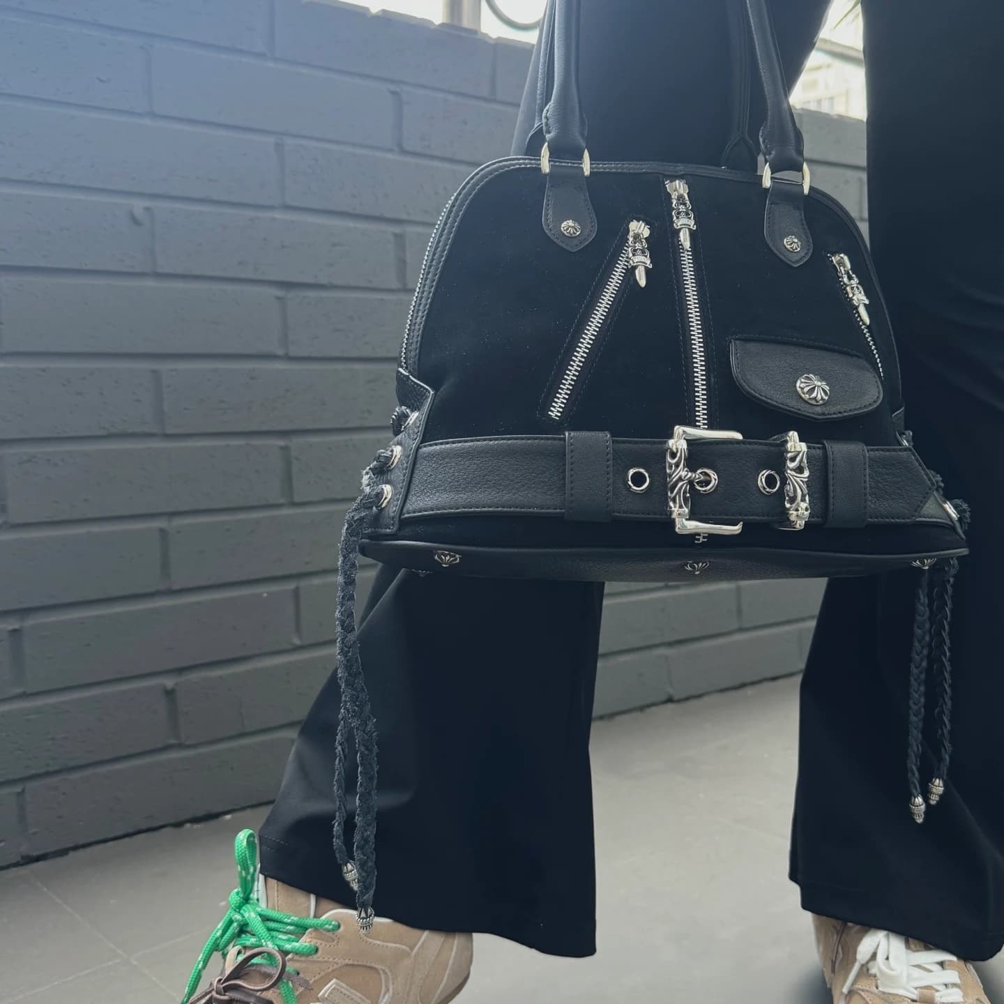 Вид сзади на черную сумку Chrome Hearts