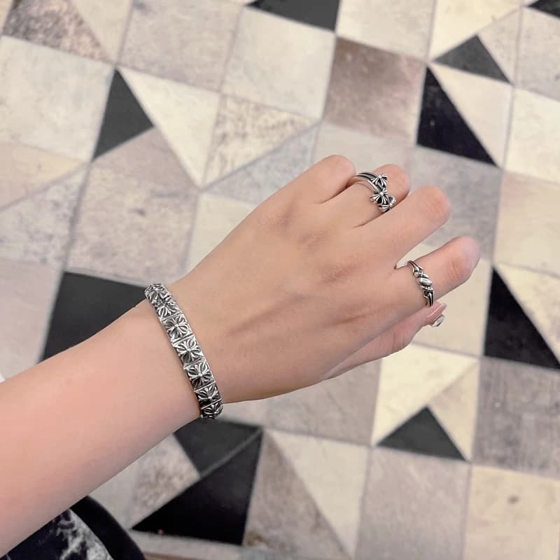 Детализированный узор крестов на звеньях Chrome Hearts