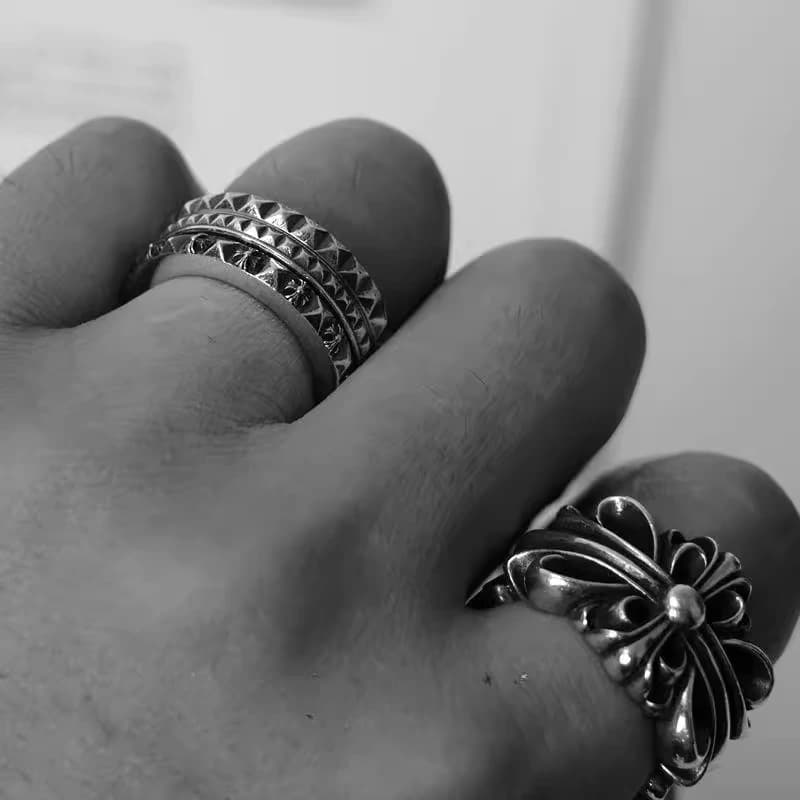 Крупный план острых шипов-пирамидок кольца Chrome Hearts
