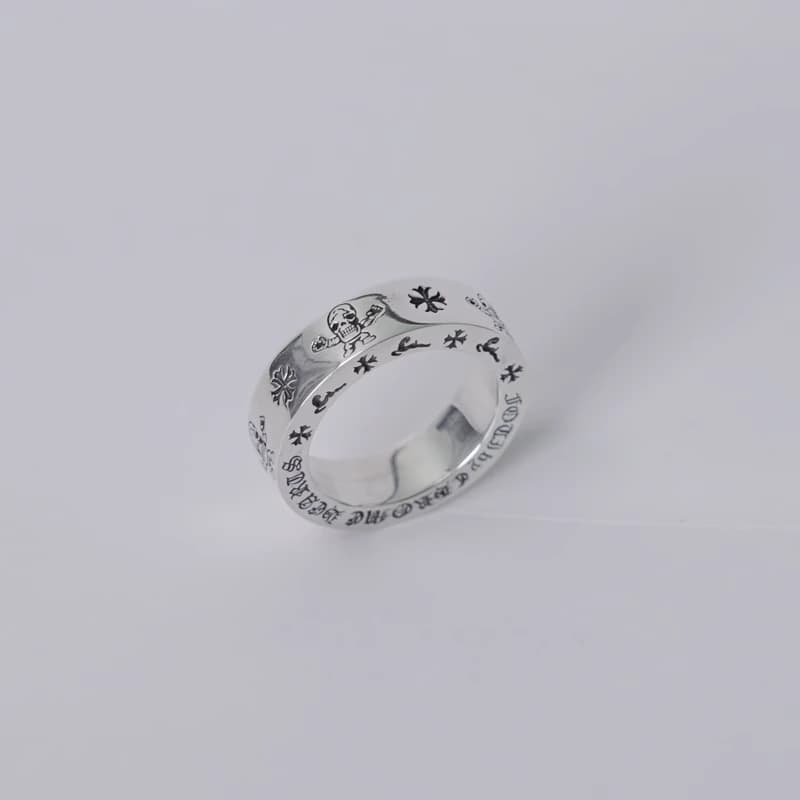 Серебряное кольцо Chrome Hearts на белом фоне