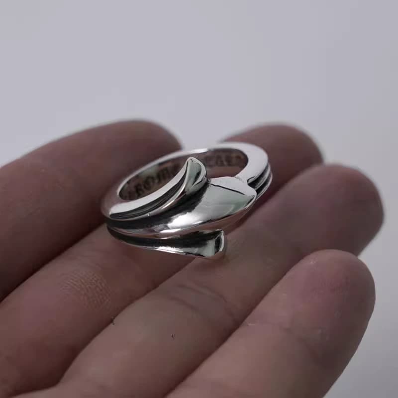 Серебряное кольцо с мотивом Half Cross Tail на раскрытой ладони