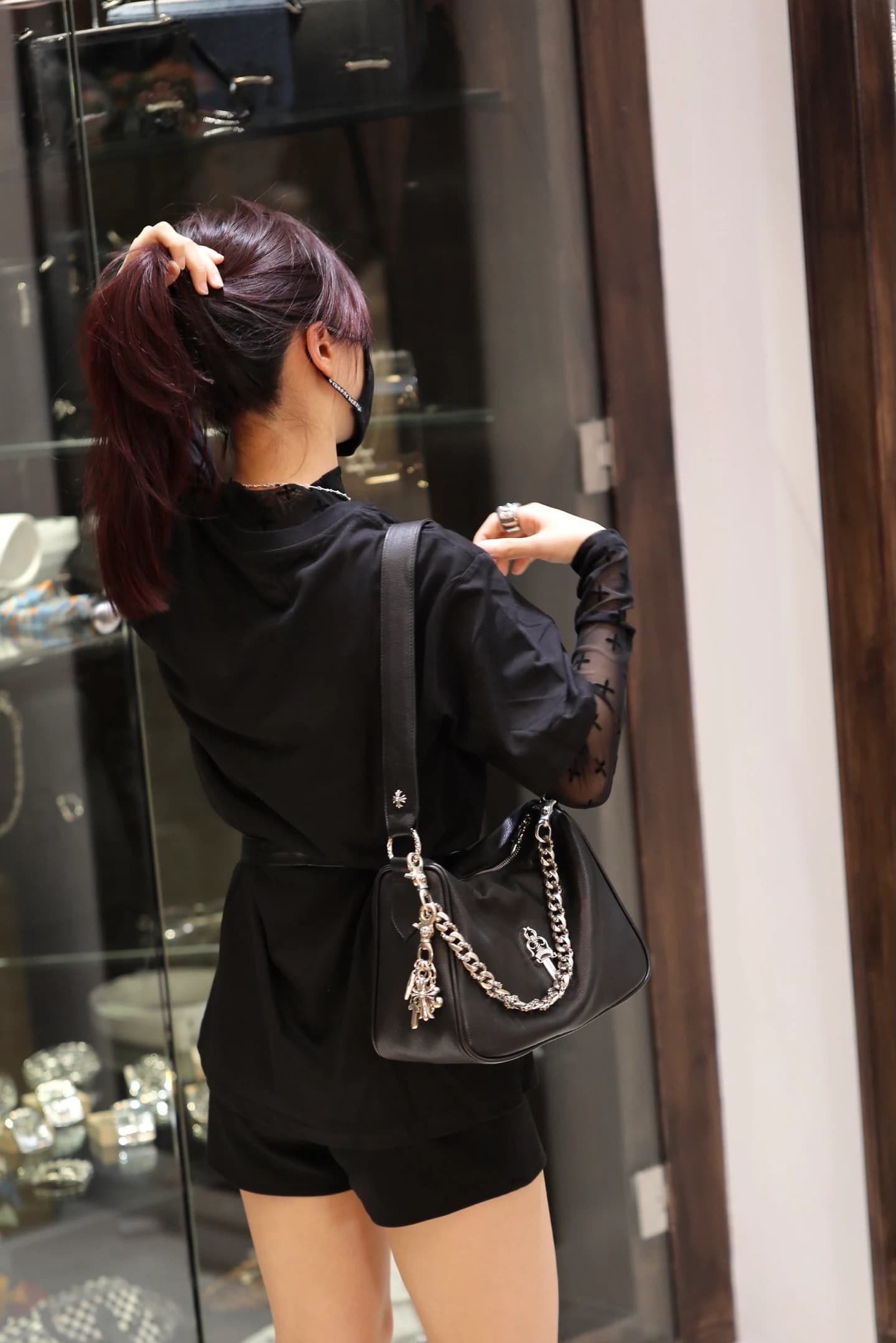 Текстура натуральной кожи сумки Chrome Hearts