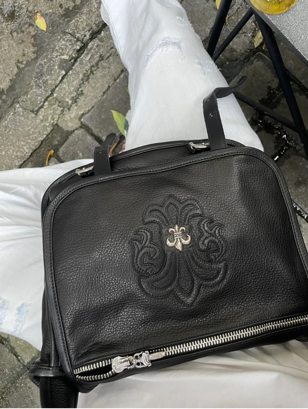 Нижняя часть кожаной сумки Chrome Hearts