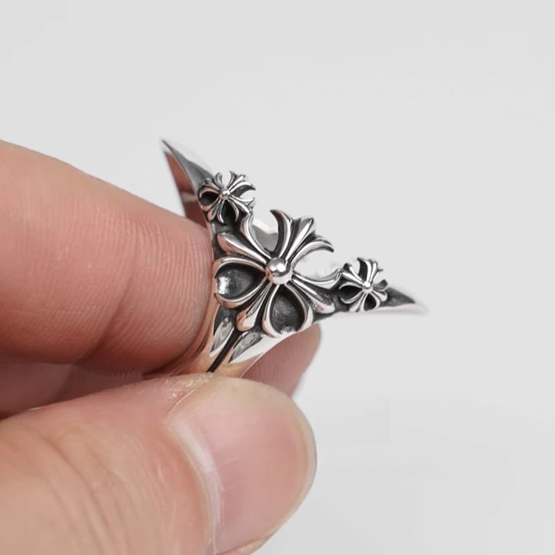 Серебряное кольцо с крестами Plus в руке крупным планом