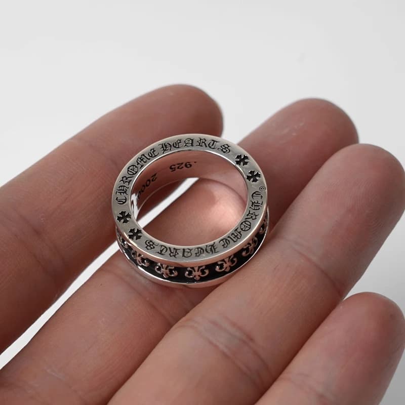 Серебряное кольцо с узором BS Fleur на ладони крупным планом