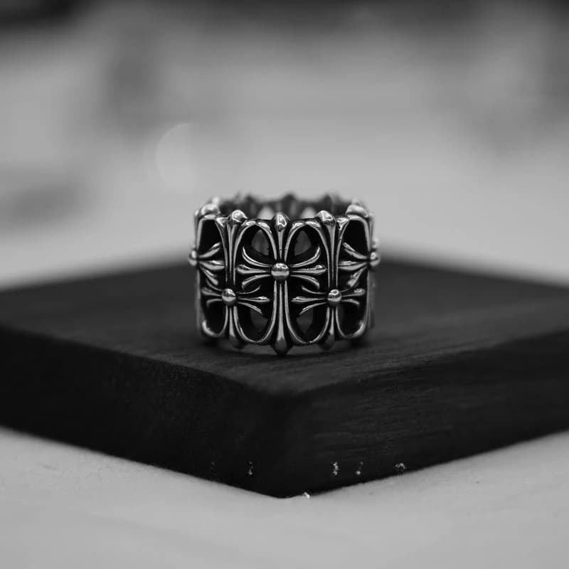 Серебряное кольцо с крестами на чёрной коробке, вид спереди