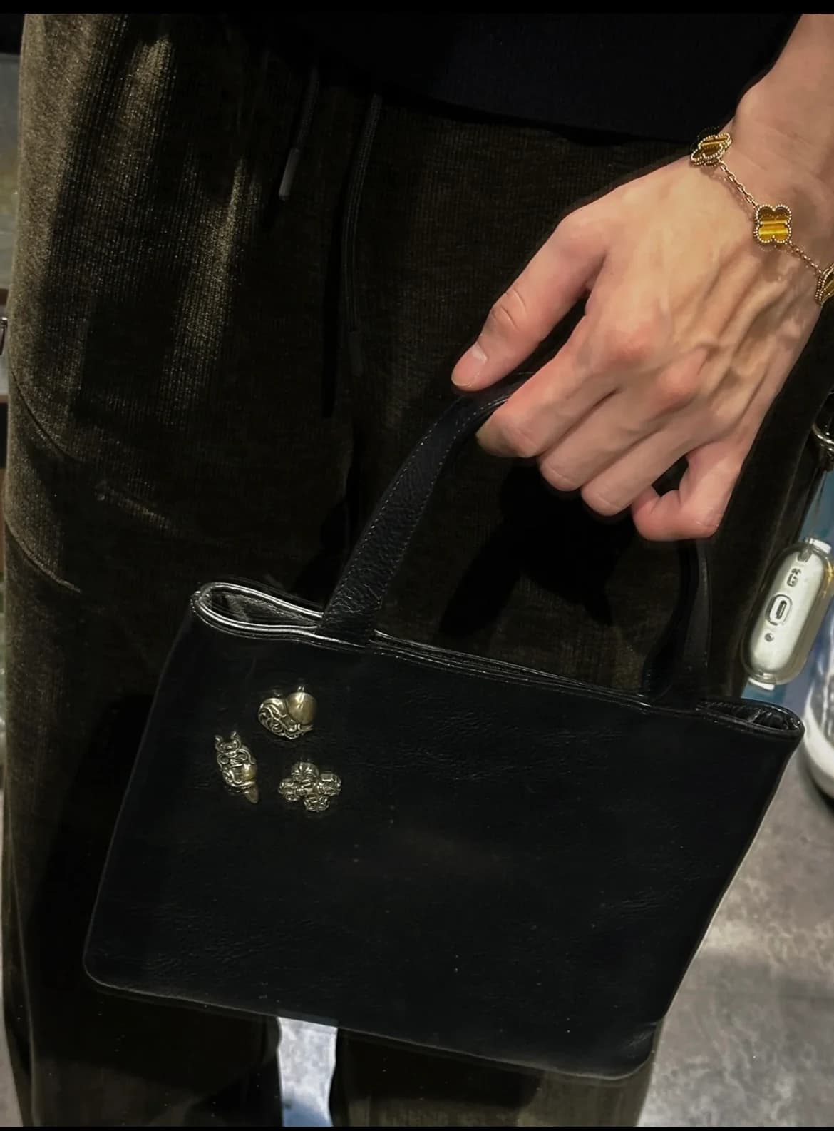 Нижняя часть сумки Chrome Hearts с металлическими ножками