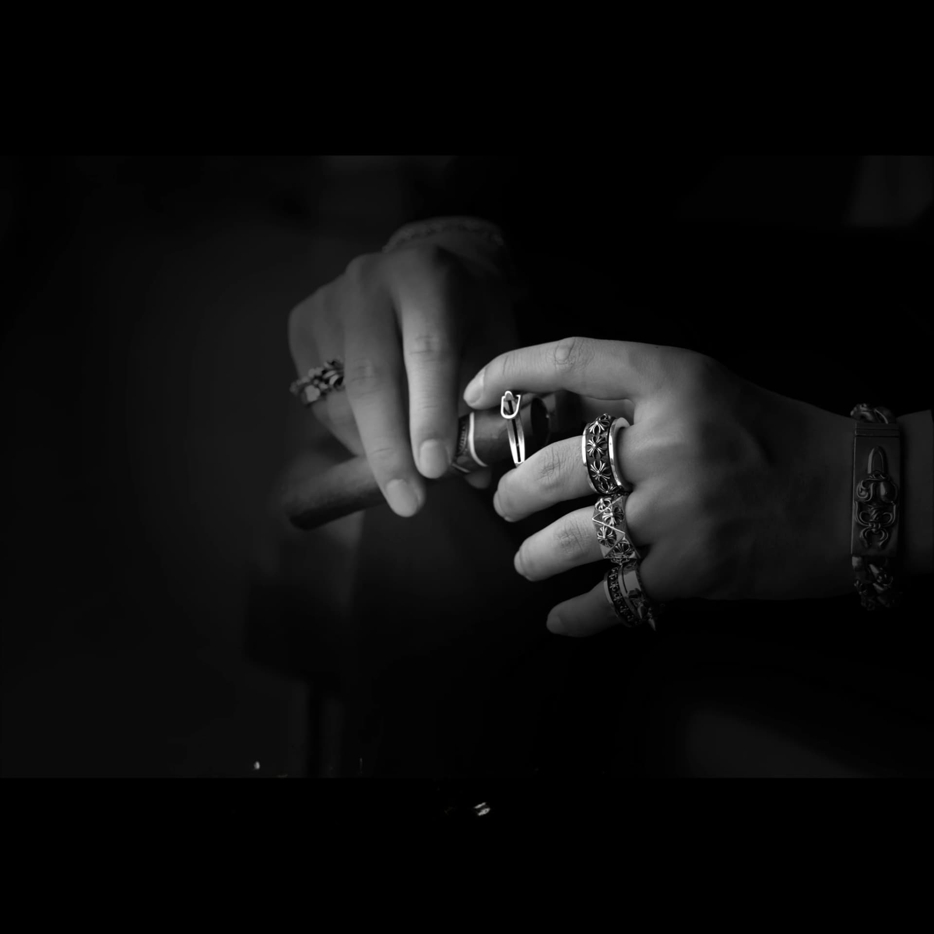 Текстура чернёного серебра кольца Chrome Hearts вблизи