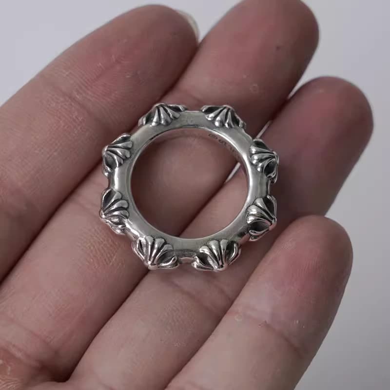 Серебряное кольцо с рельефными крестами на ладони