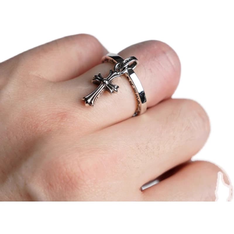 Серебряное кольцо Chrome Hearts с подвеской-крестом Baby Fat, макросъемка текстуры металла