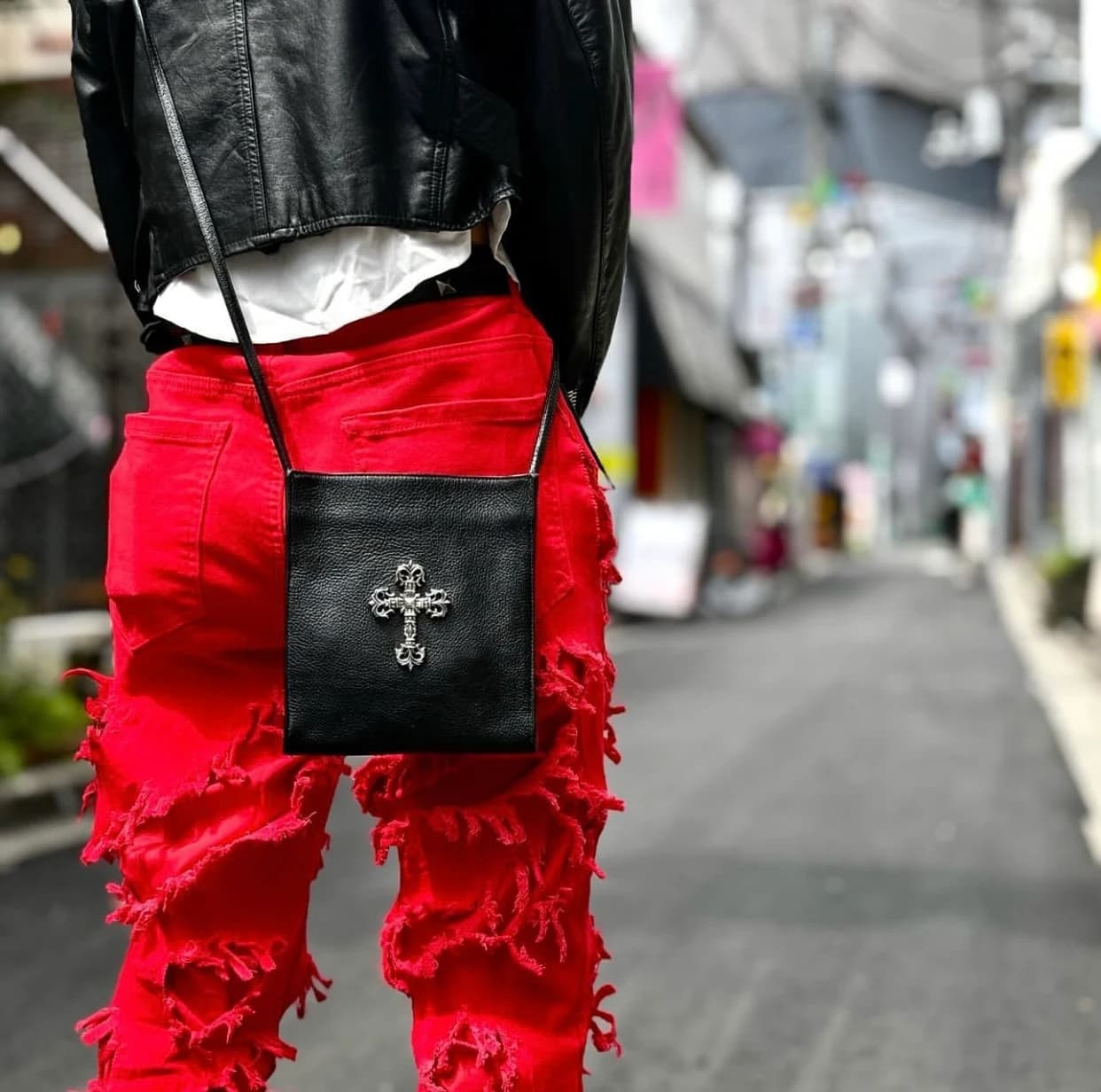 Вид сбоку на черную сумку Chrome Hearts