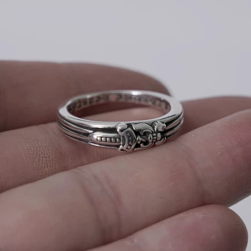 Серебряное узкое кольцо Baby Classic Dagger с объемным кинжалом на пальцах руки