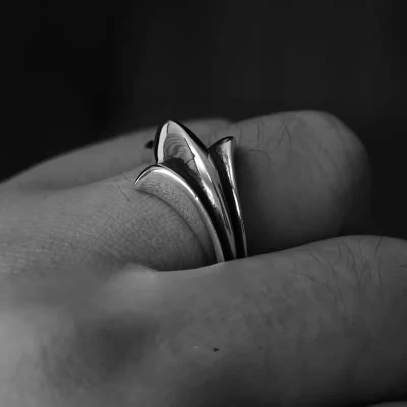 Серебряное кольцо на пальце крупным планом, вид сбоку