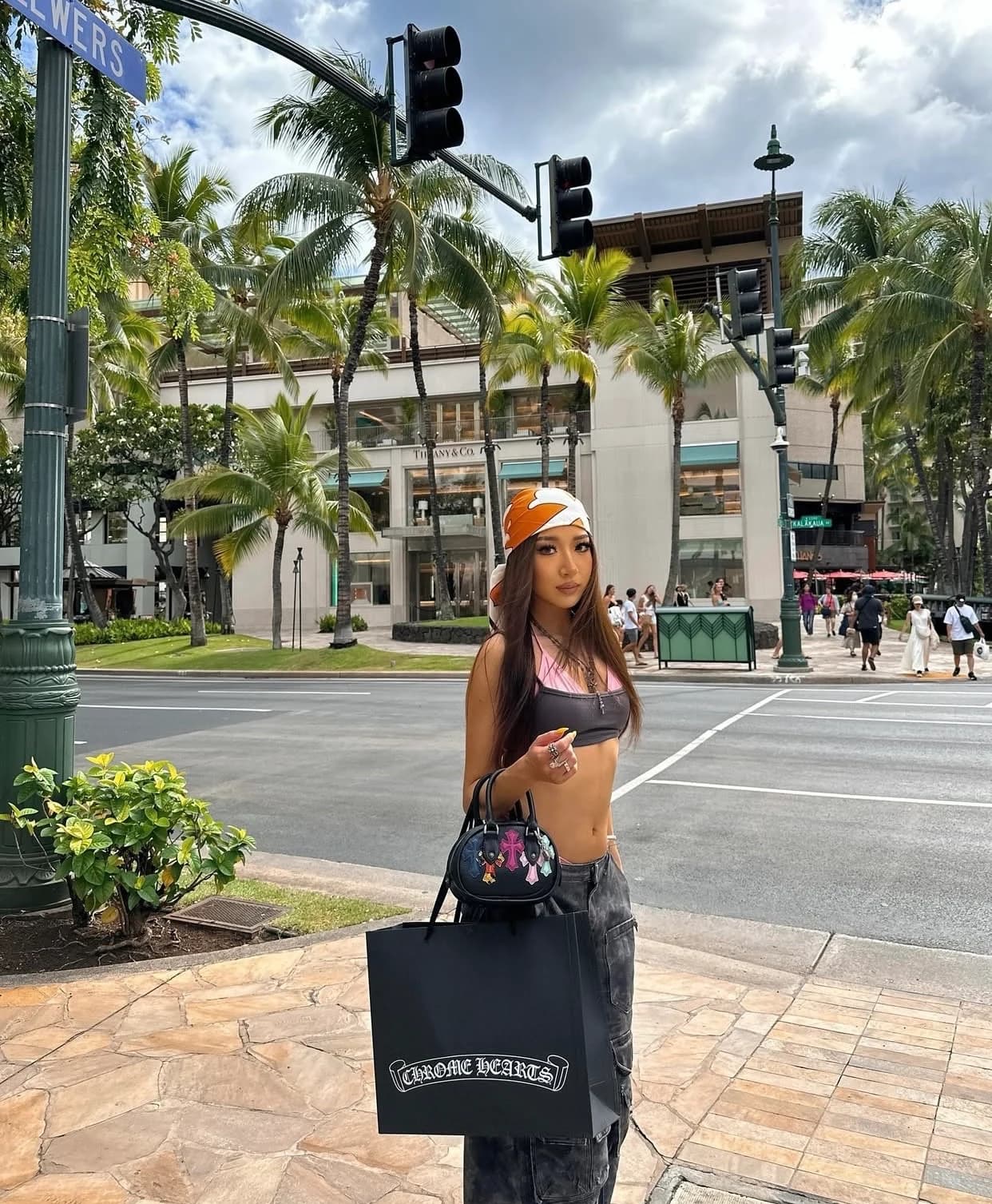 Задняя панель сумки Chrome Hearts с яркими нашивками