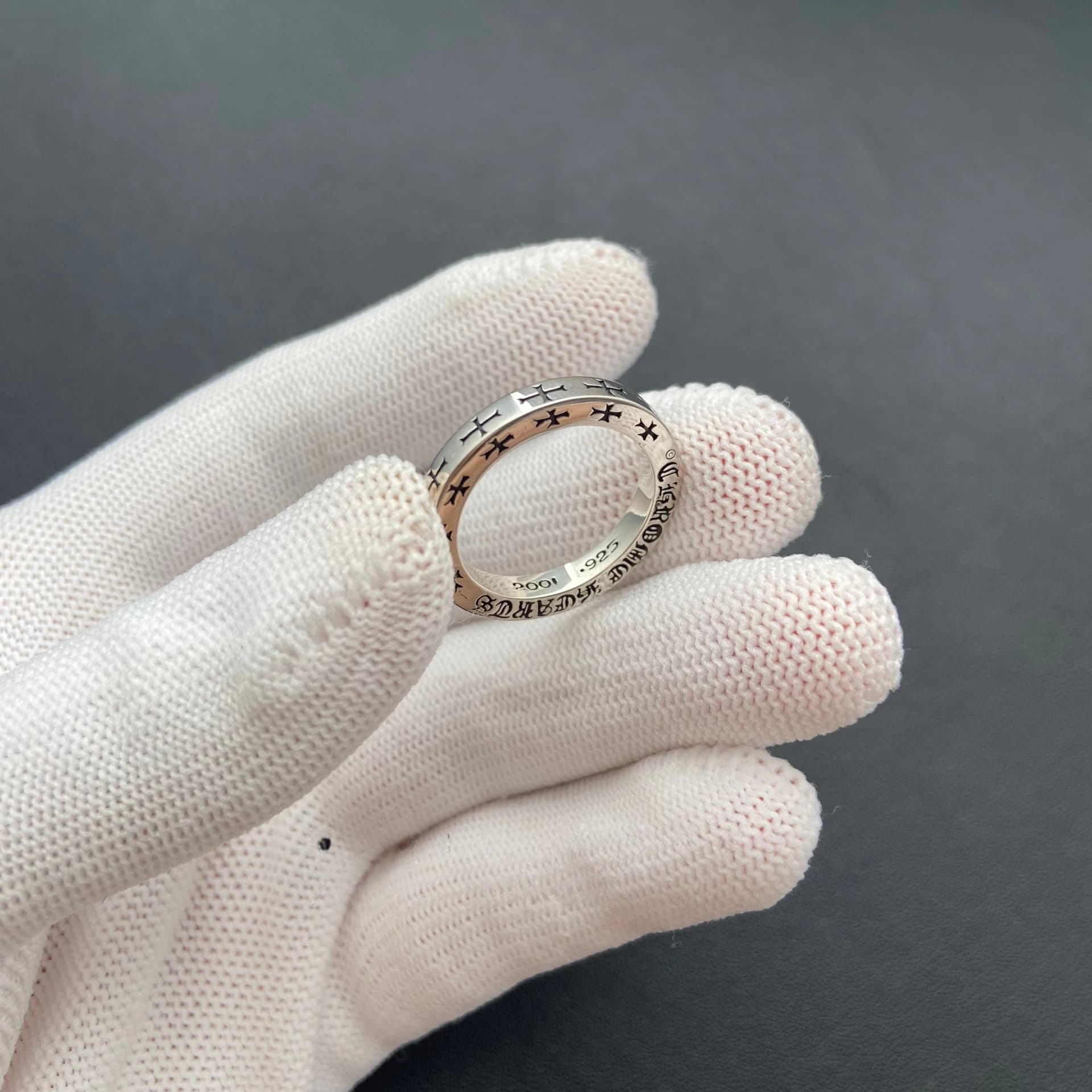 Серебряное кольцо Chrome Hearts под углом