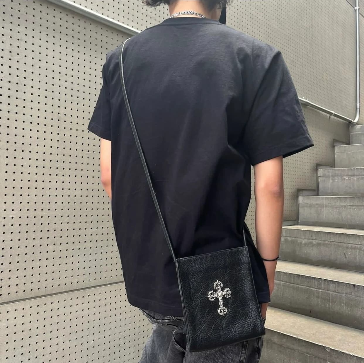 Общий план сумки Chrome Hearts на светлом фоне