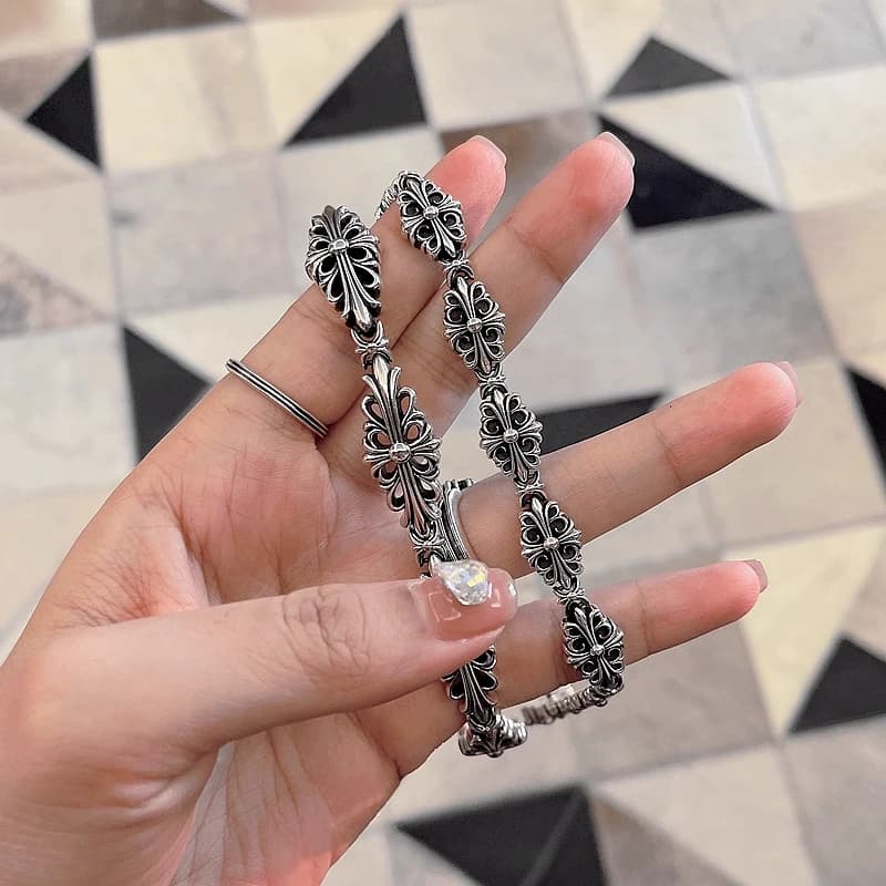 Макросъемка рельефного узора на крестах Chrome Hearts