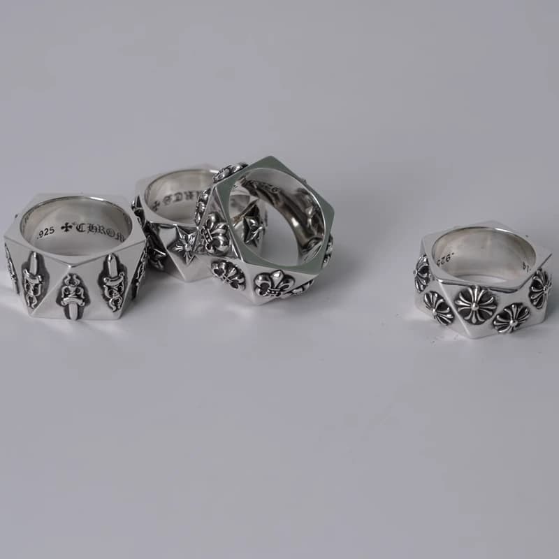 Детальный вид рельефного узора лилии Chrome Hearts