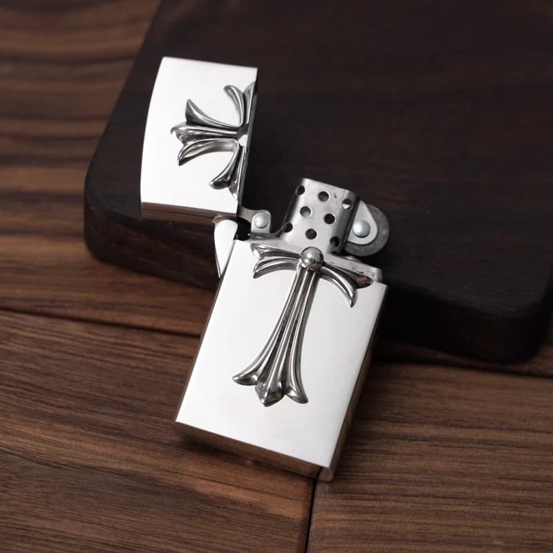 Текстура серебристого металла зажигалки Chrome Hearts