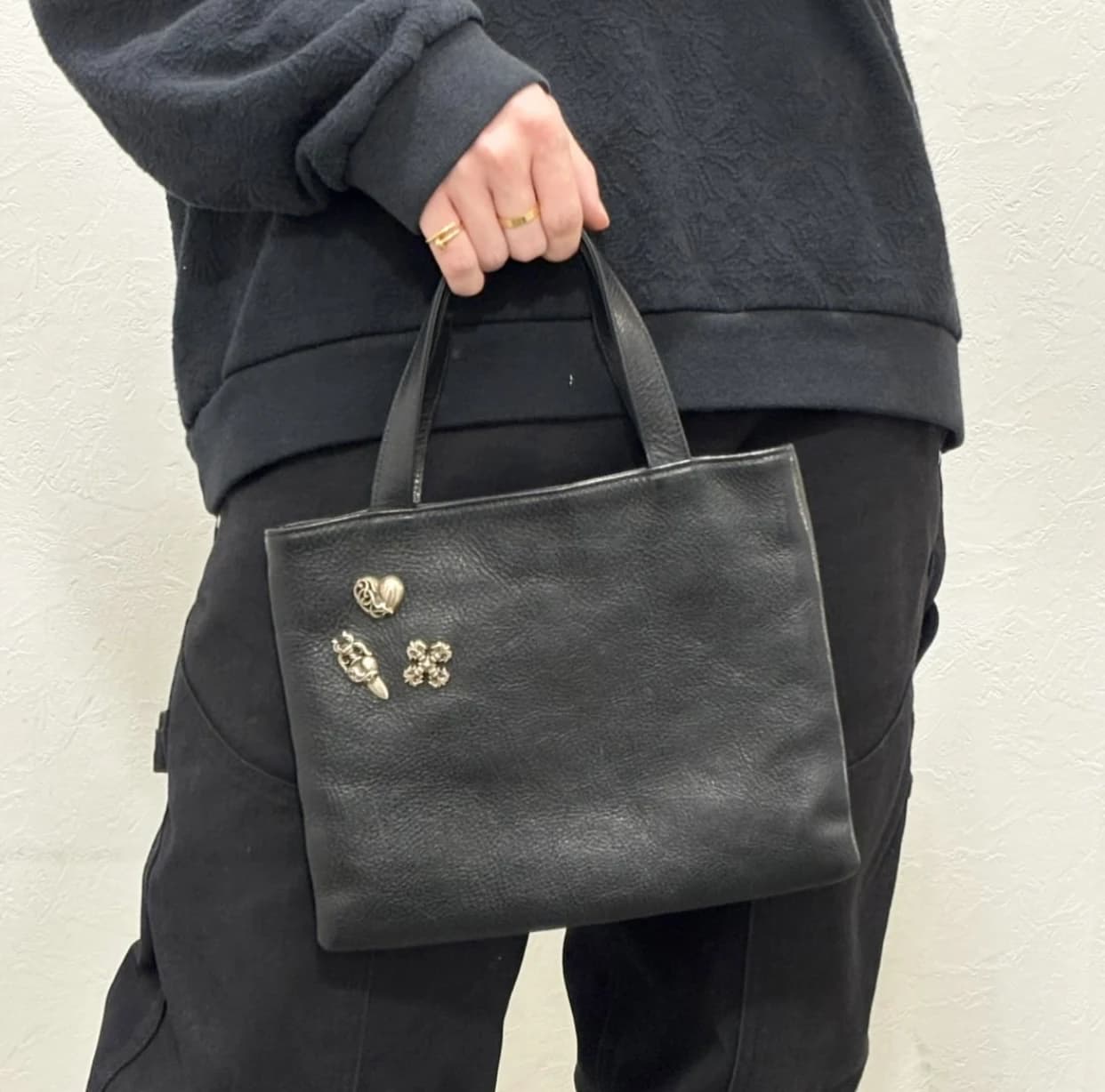 Текстура кожи и текстильные вставки сумки Chrome Hearts