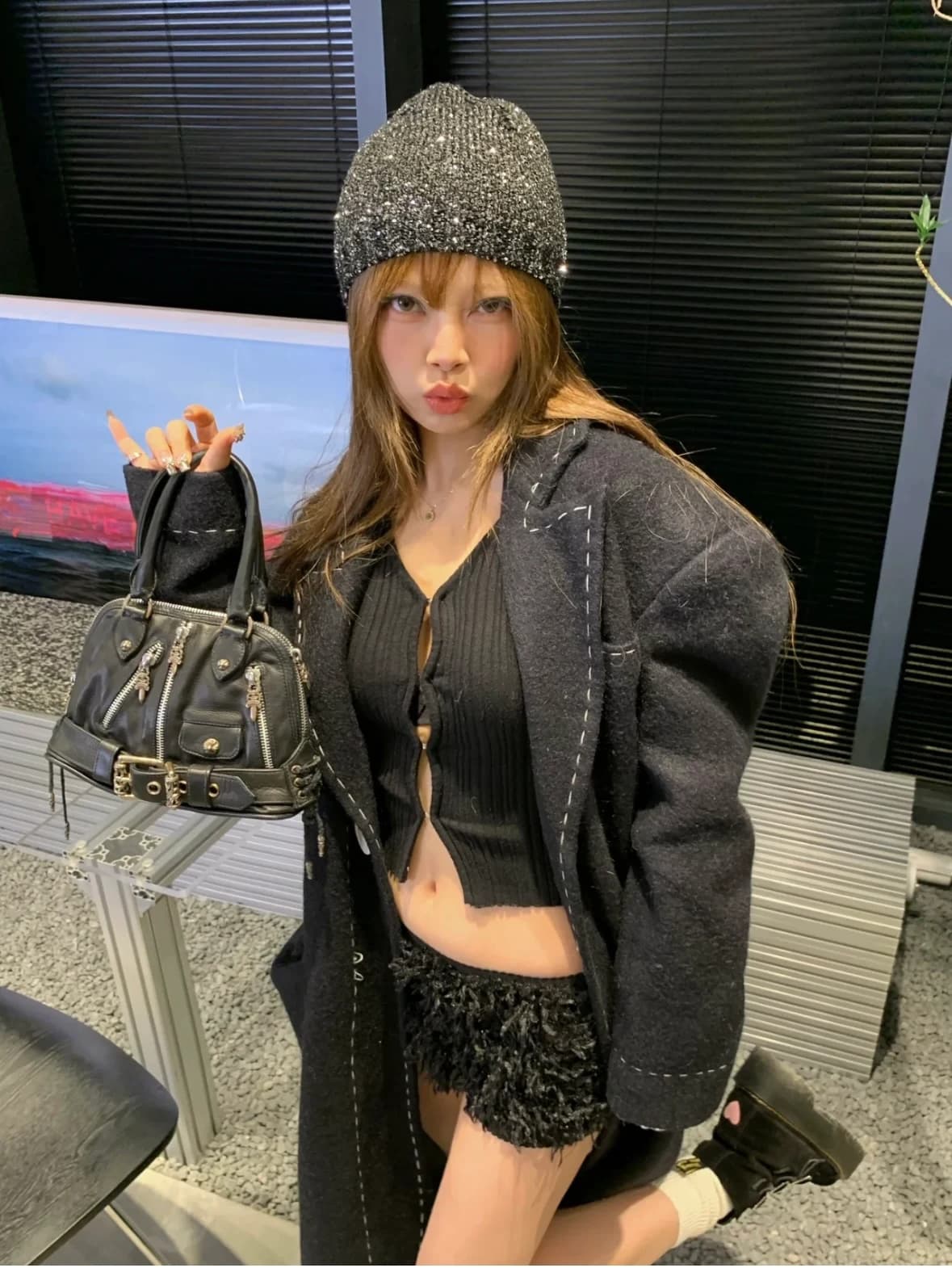 Детальный вид швов кожаной сумки Chrome Hearts