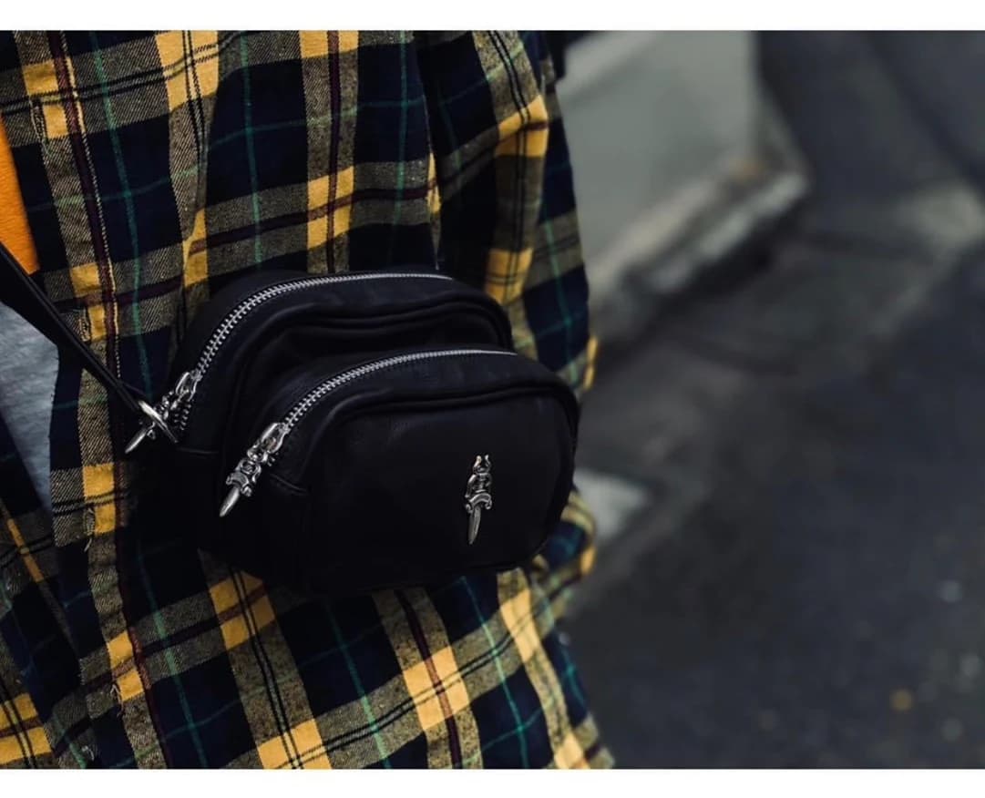 Крупный план серебряной фурнитуры Dagger Chrome Hearts