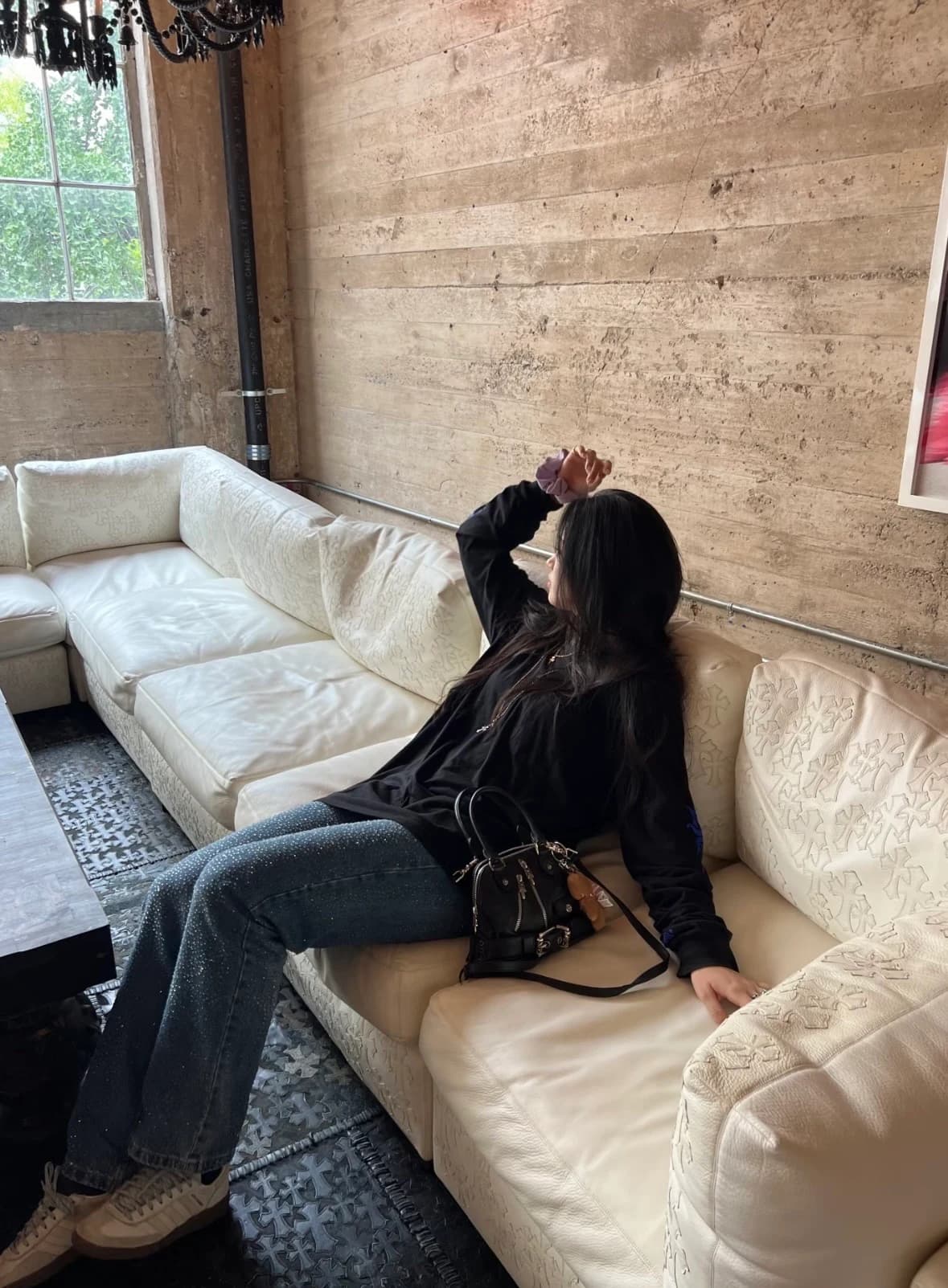 Вид сбоку черной сумки Chrome Hearts