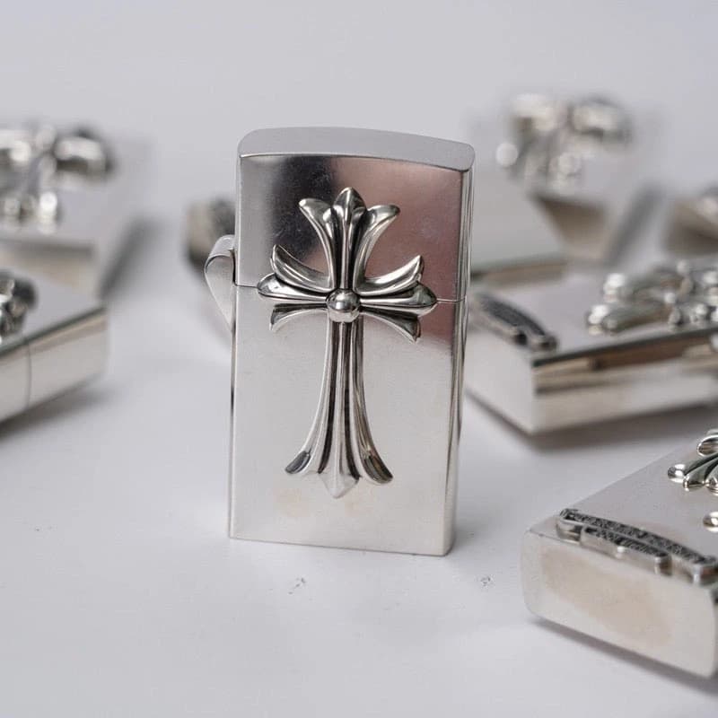 Серебристая зажигалка Chrome Hearts с объемными крестами