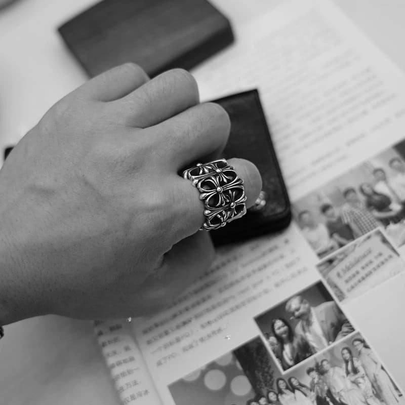 Серебряное кольцо Cemetery Ring на руке владельца с чёрной книгой, вид сверху