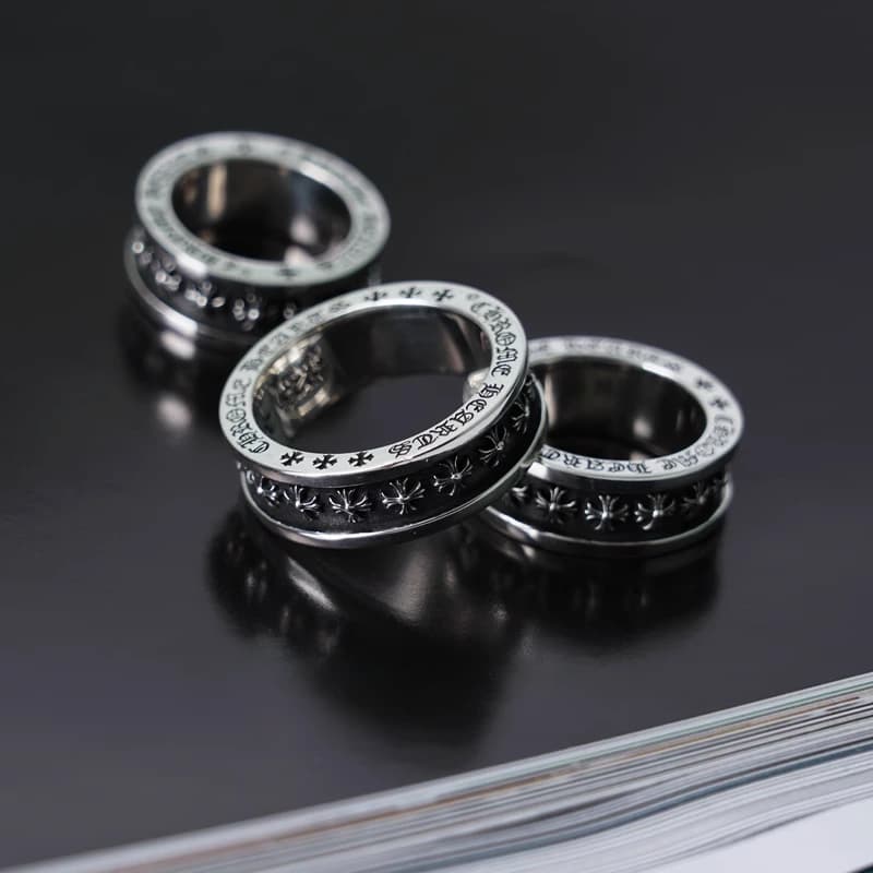 Три серебряных спиннер-кольца Chrome Hearts на чёрном фоне