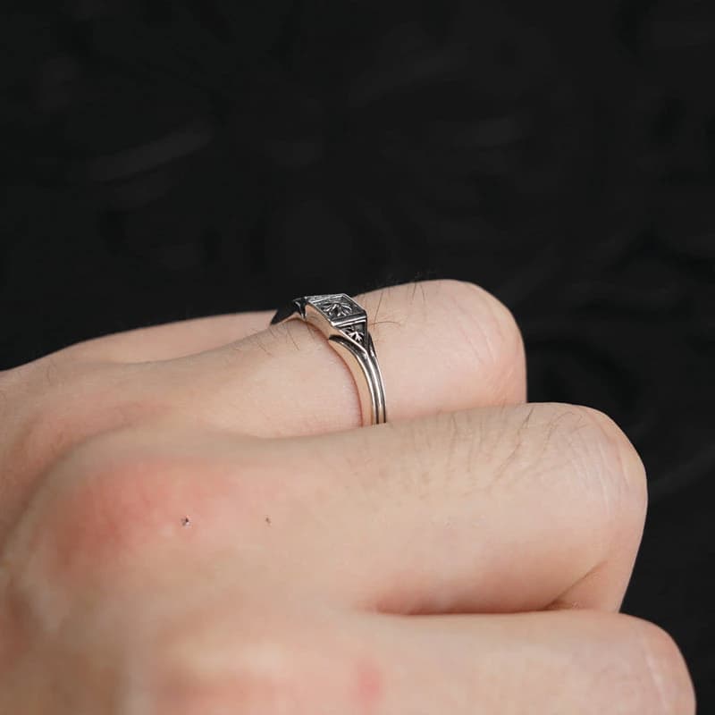 Массивное кольцо Chrome Hearts в ракурсе сверху