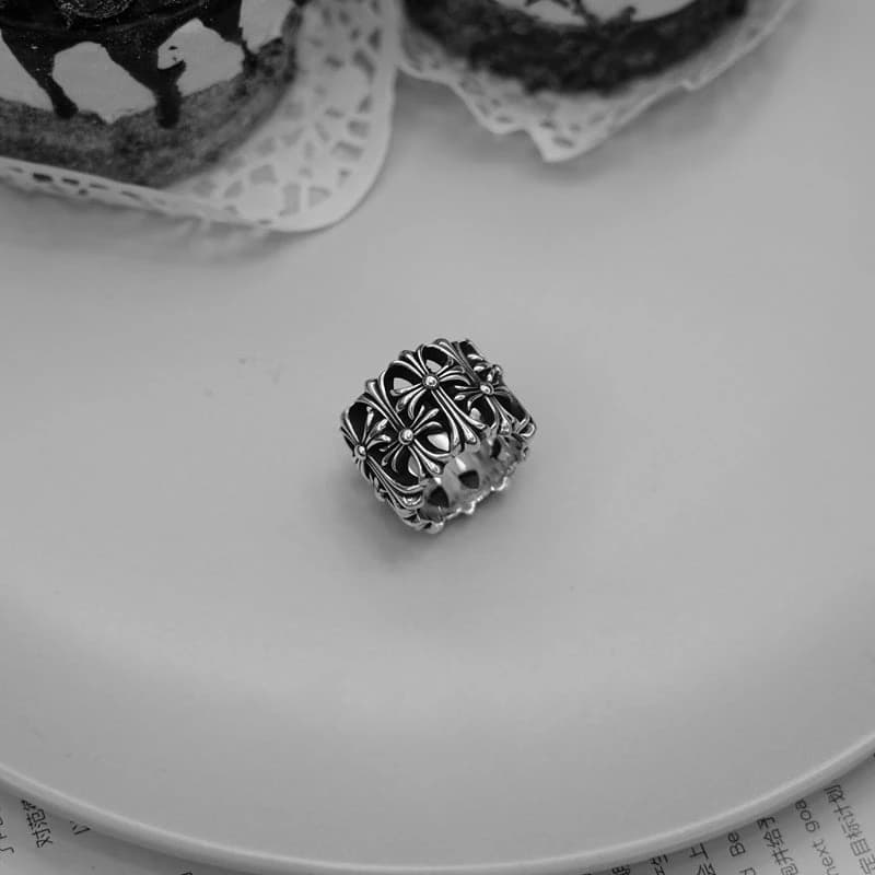 Серебряное кольцо крупным планом на нейтральном фоне, детализация рельефа