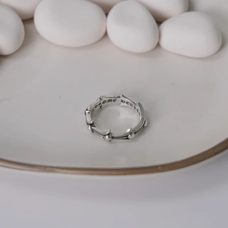 Серебряное кольцо Cross Tail на декоративной тарелке с камнями