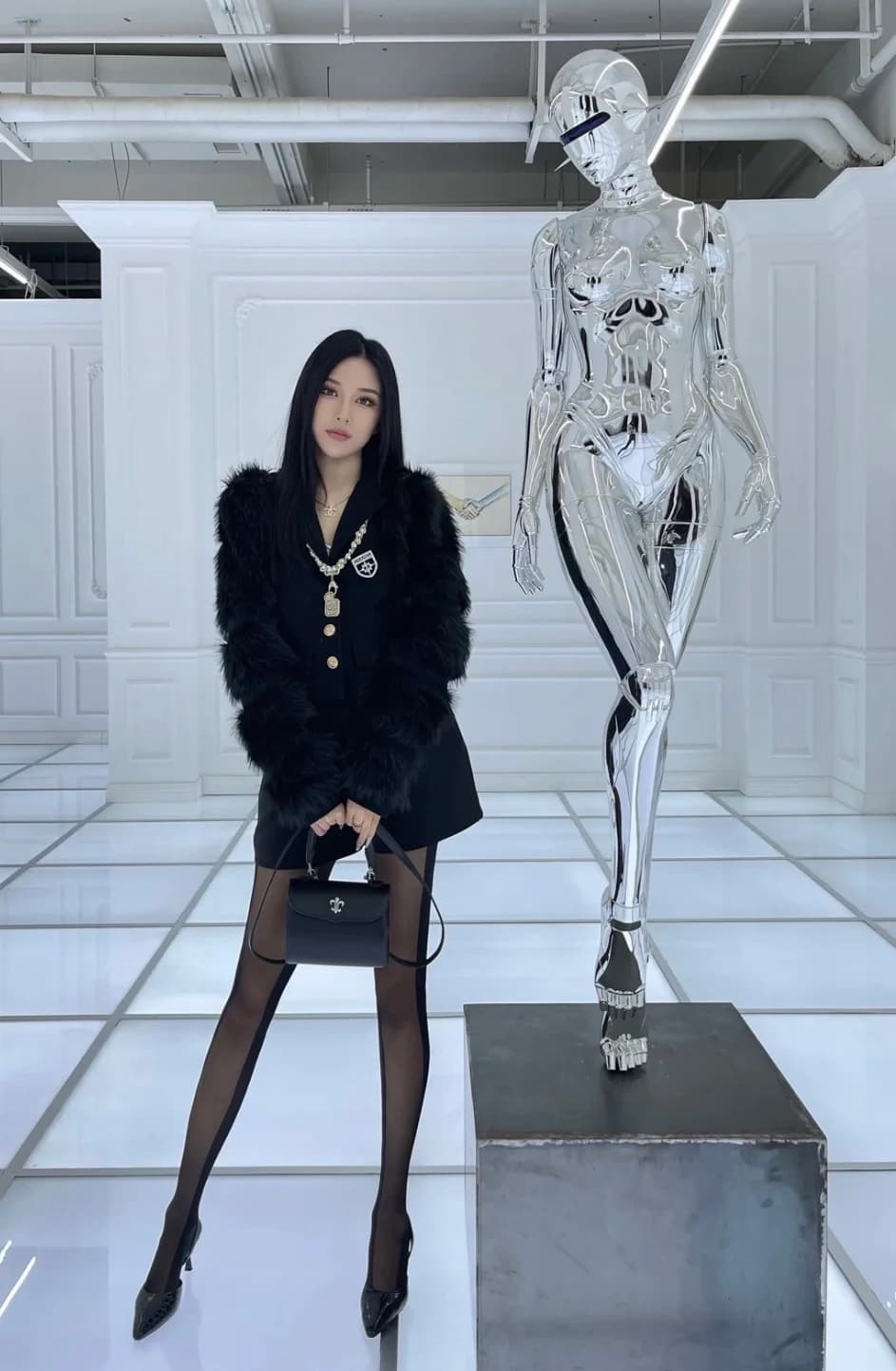 Вид сбоку на кожаную сумку Chrome Hearts K662