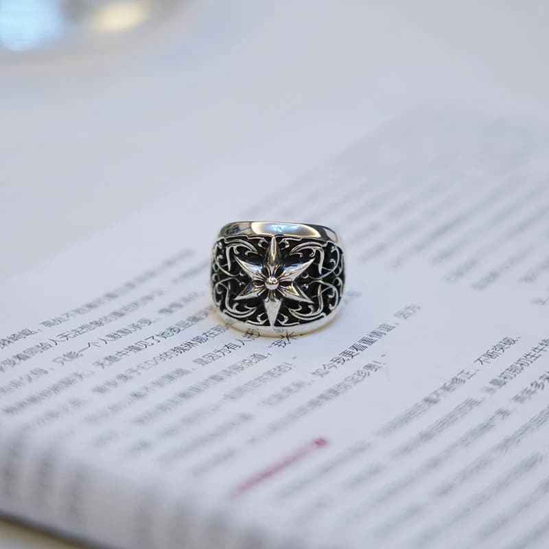 Кольцо из серебра 925 пробы на страницах раскрытой книги
