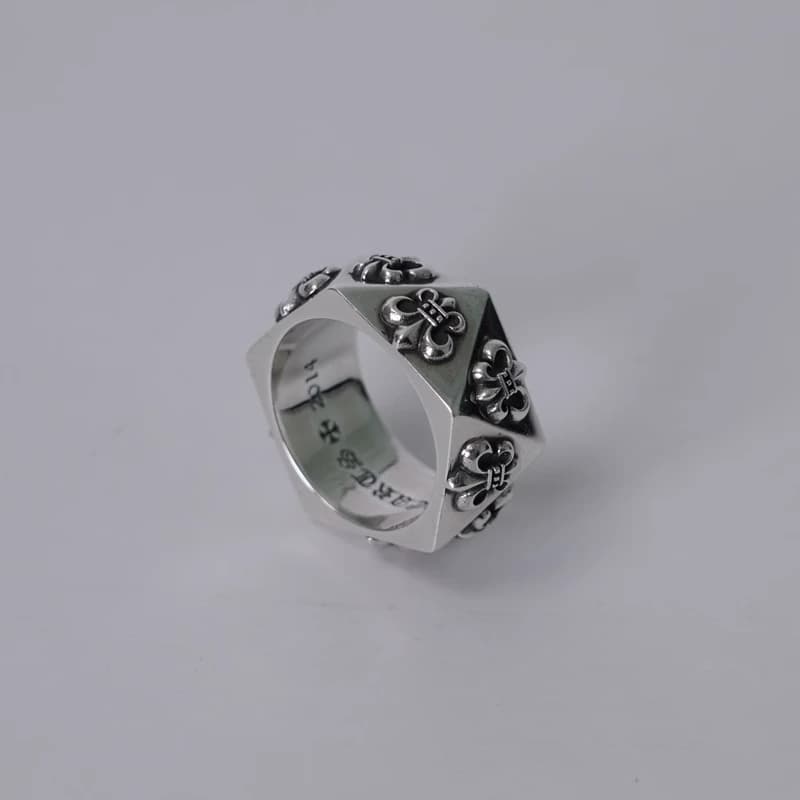 Серебряное кольцо Pentagon BS Fleur, изометрический ракурс на белом фоне