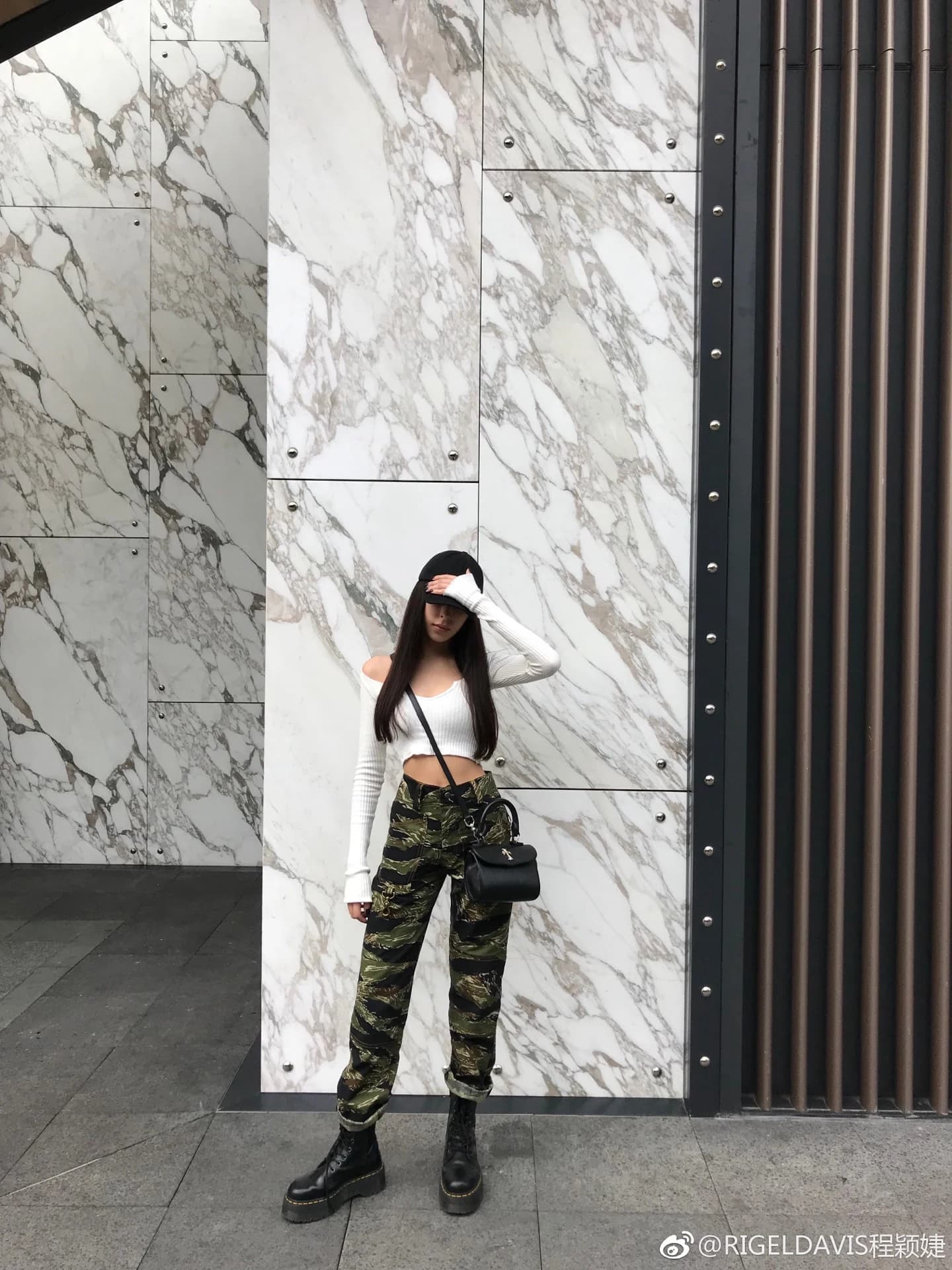 Внутреннее отделение черной кожаной сумки Chrome Hearts