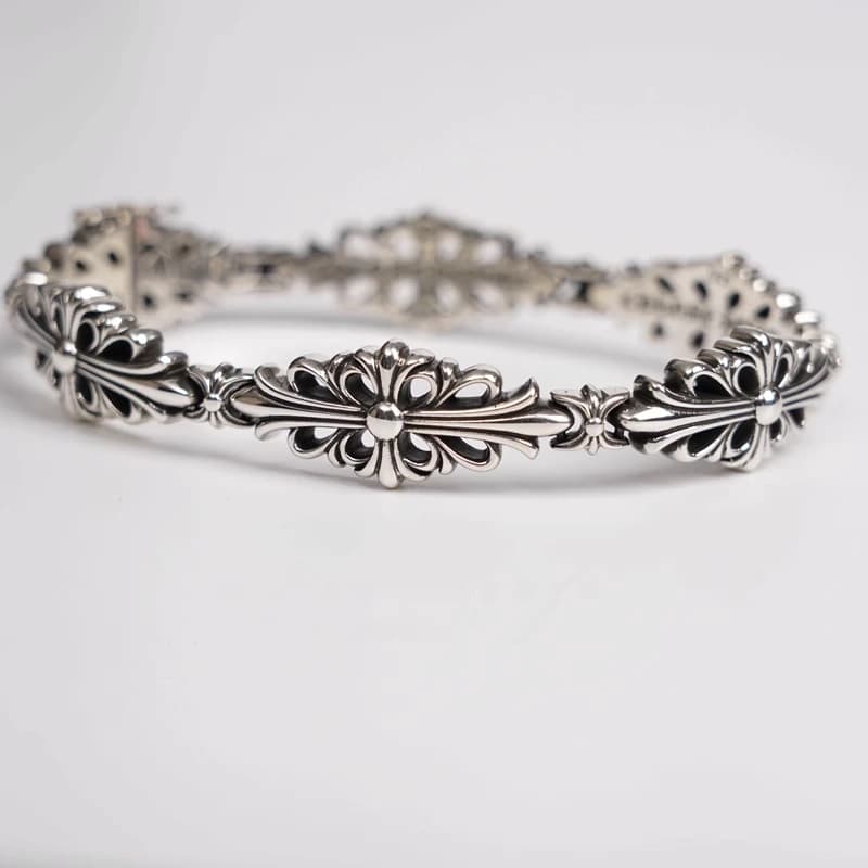 Текстура металла звеньев браслета Chrome Hearts